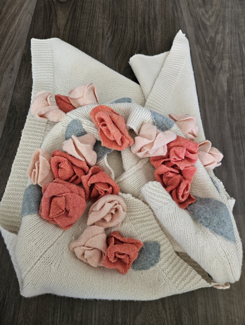 ANTHRO 3-D Roses Poncho - Picture 15 of 16